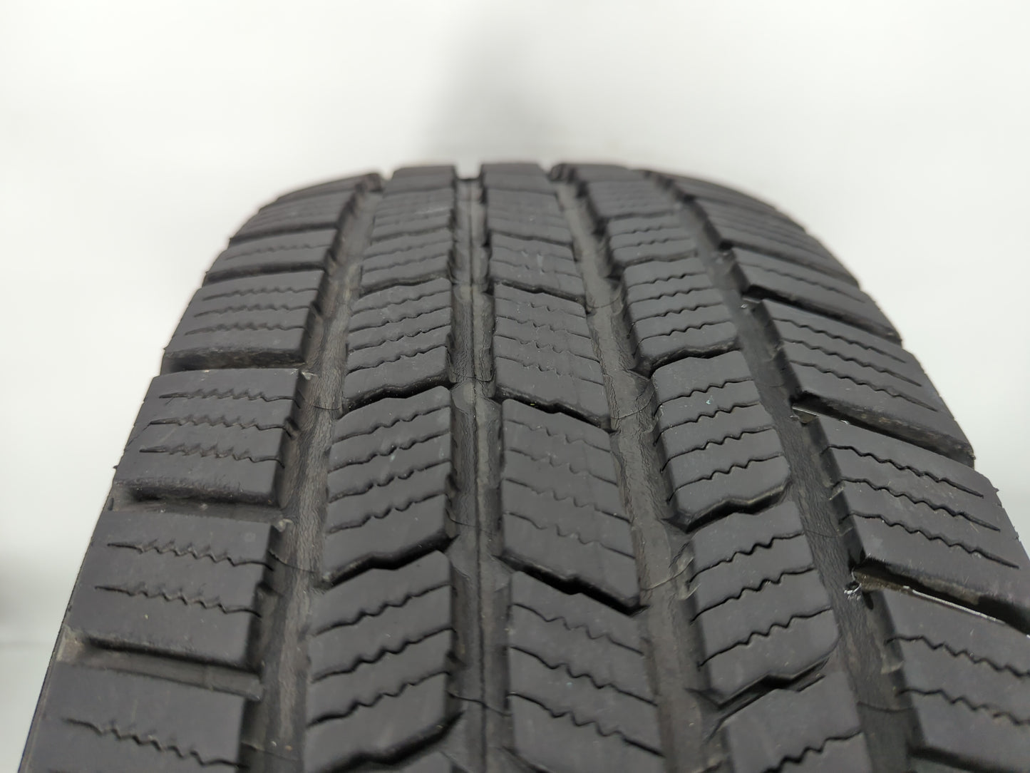 Used Tire 235/70R16 MICHELIN DEFENDER LTX M/S 109T All Season - Tread Depth 8/32 - Oemusedautoparts1.com