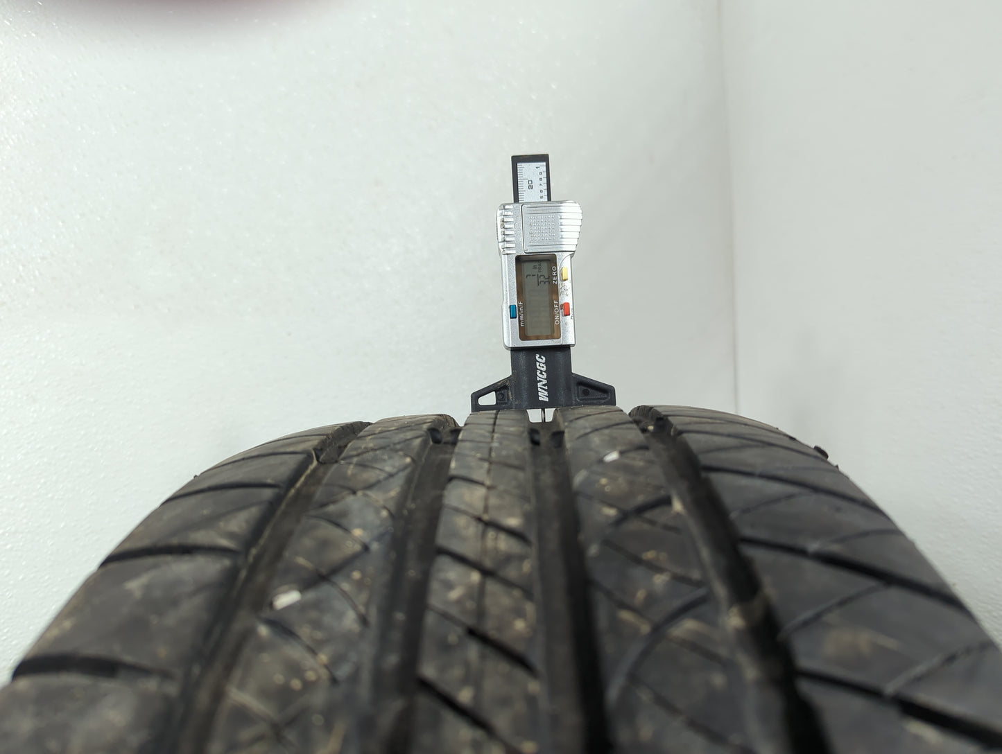 Used Tire 235/60R17 DOUGLAS TOURING A/S 102H - Tread Depth 7/32 - Oemusedautoparts1.com