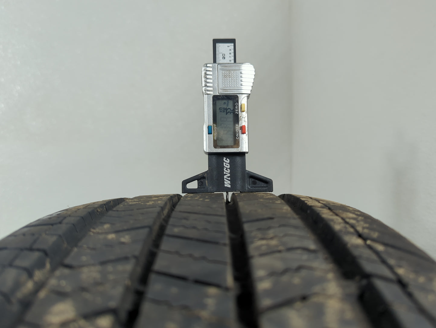 Used Tire 225/65R17 SILVERSTONE ARZON 102H - Tread Depth 10/32 - Oemusedautoparts1.com