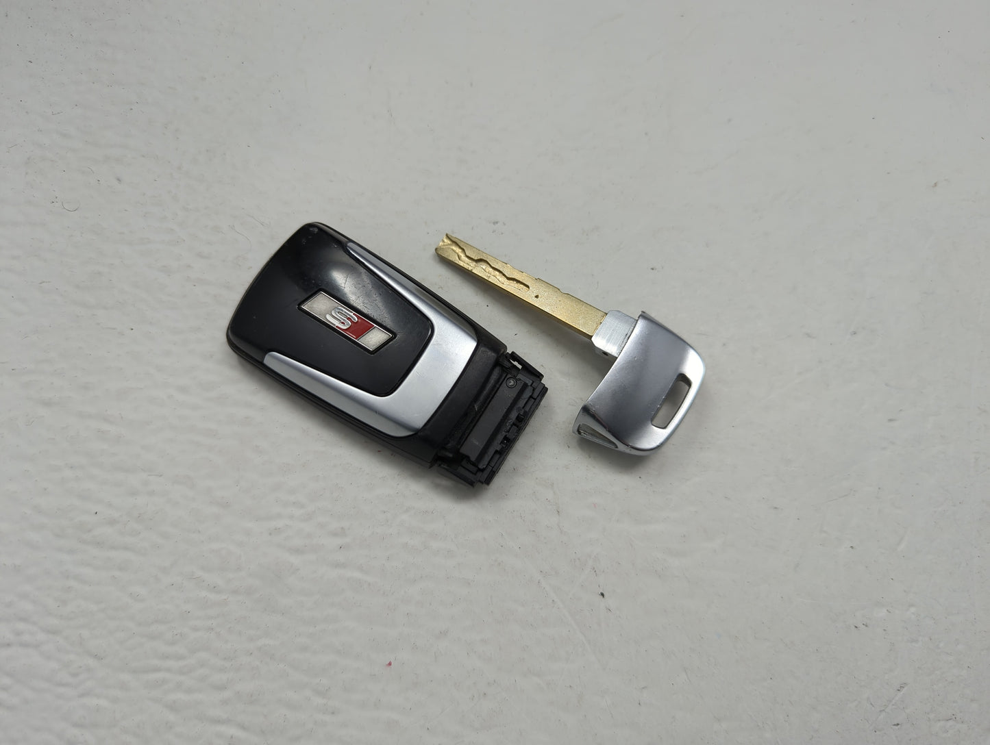 Audi Keyless Entry Remote Fob IYZ-AK01 8W0.959.754.CD | 8W0959754CD 4 buttons - Oemusedautoparts1.com