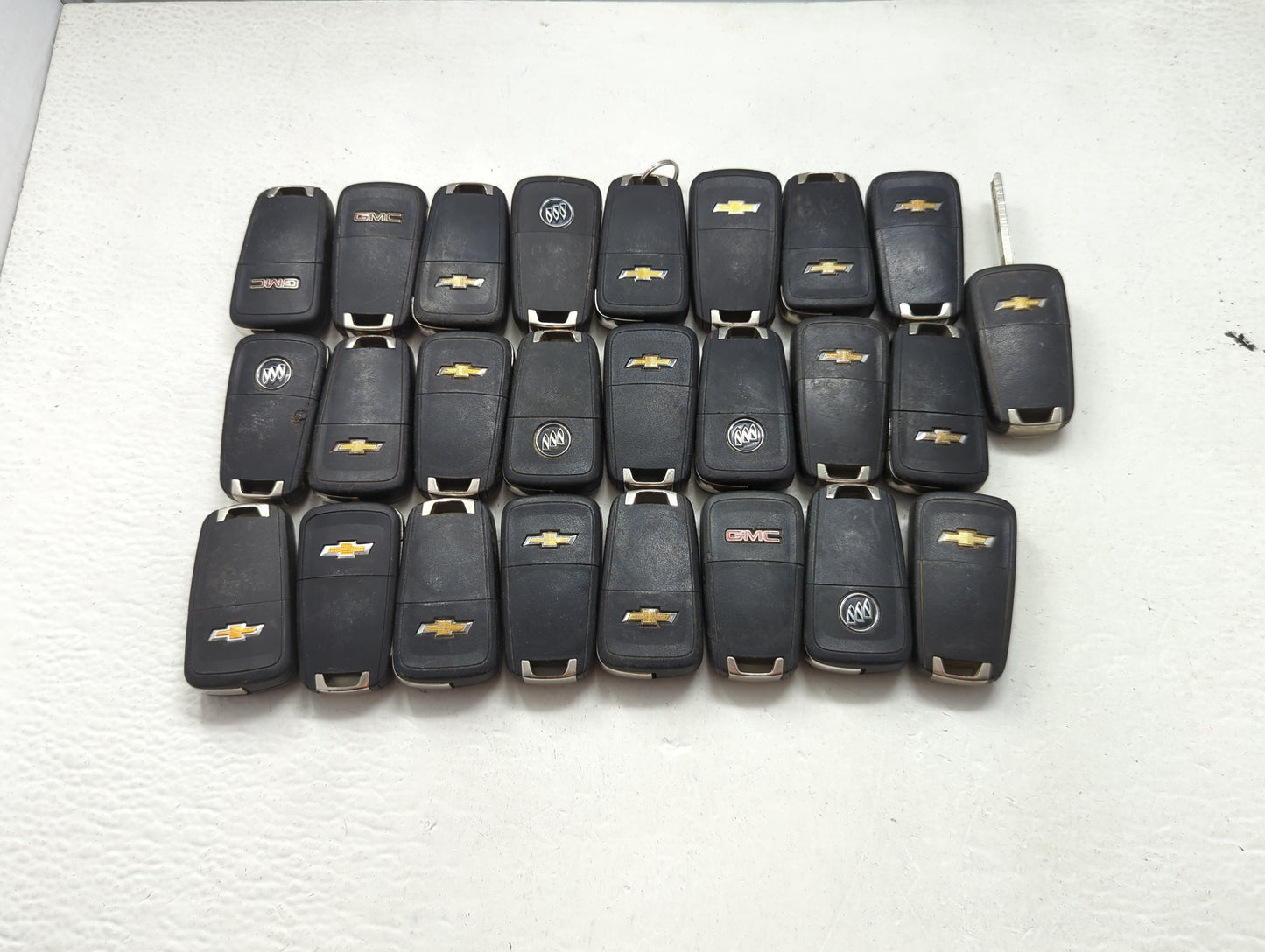 Lot of 25 Chevrolet Keyless Entry Remote Fob MIXED FCC IDS MIXED PART 1476722 - Oemusedautoparts1.com