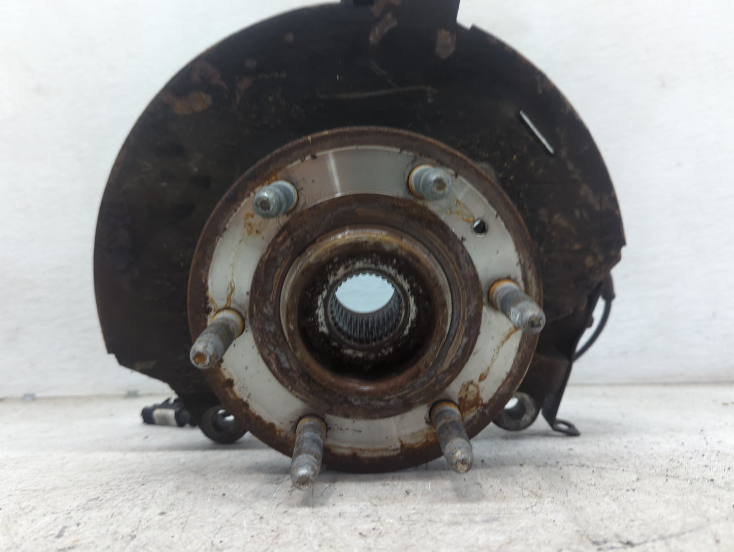 2007-2014 Chevrolet Suburban 1500 Drivers Front Spindle Knuckle Oem 1309017 - Oemusedautoparts1.com