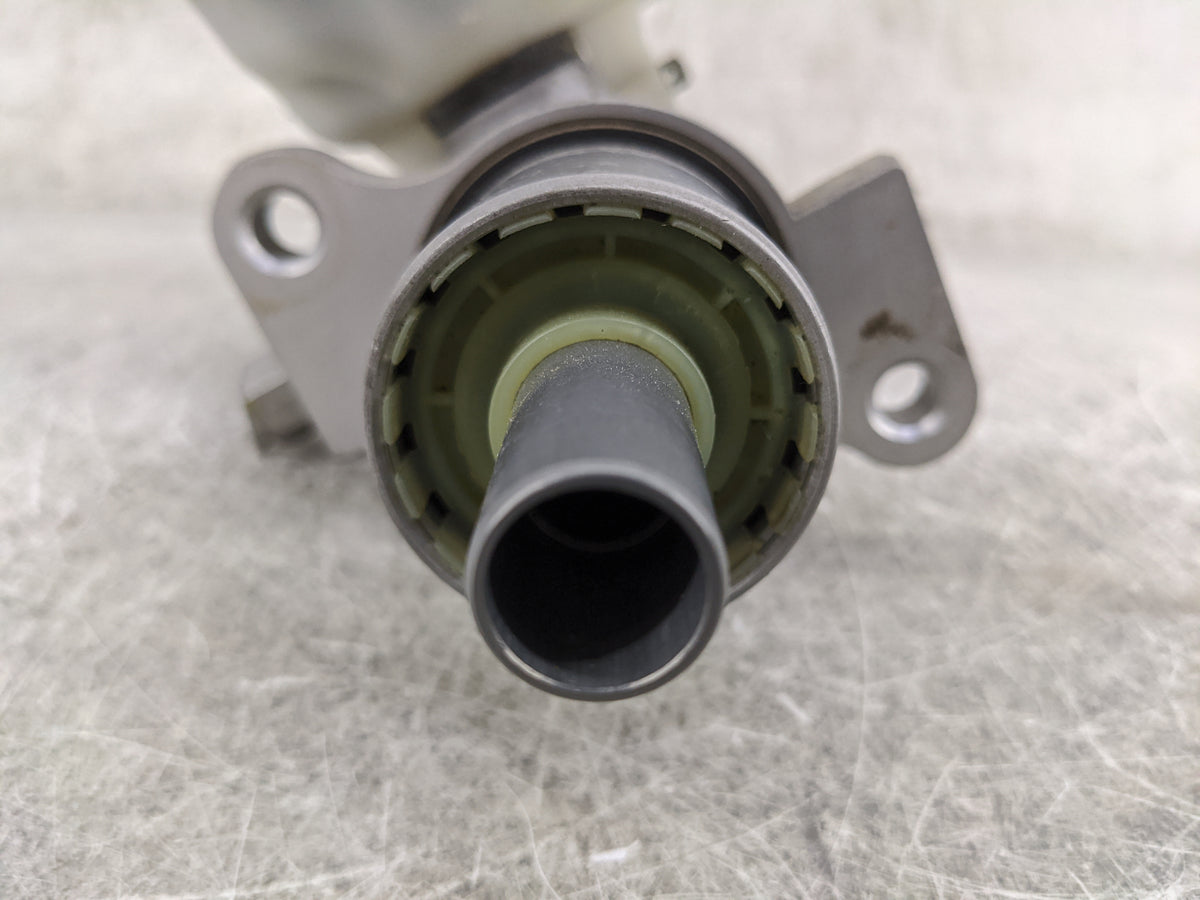 2006-2007 Chrysler 300 Brake Master Cylinder 5025554 - Oemusedautoparts1.com