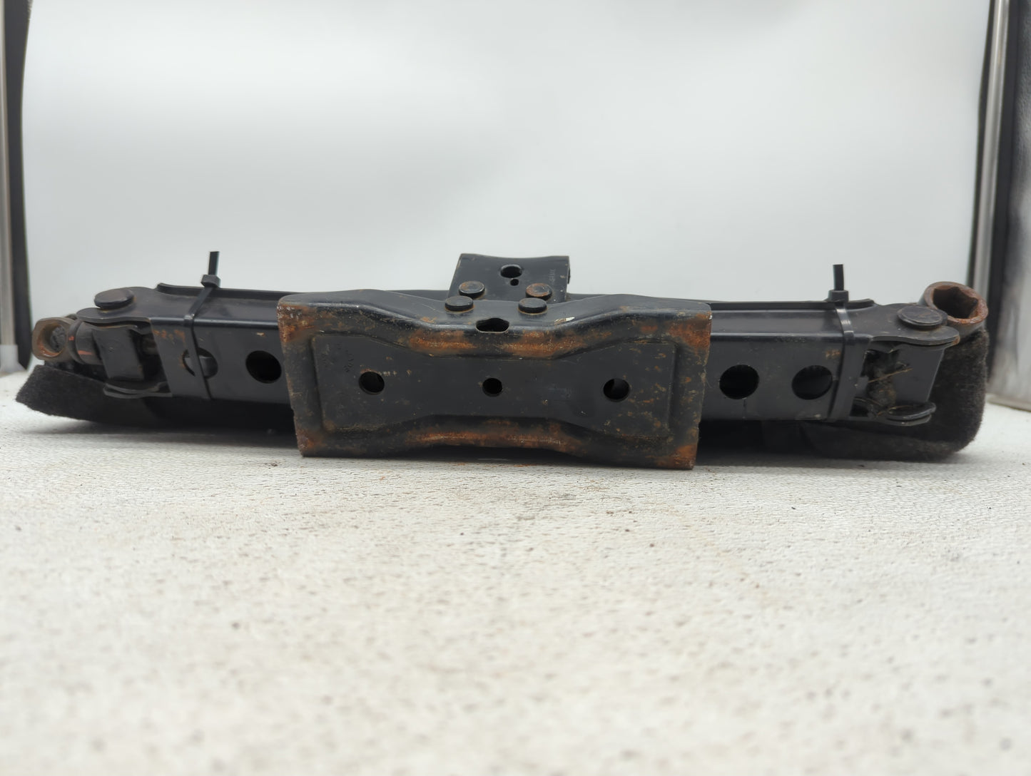 2006 Ford F-150 Spare Scissor Car Jack 1057258 - Oemusedautoparts1.com