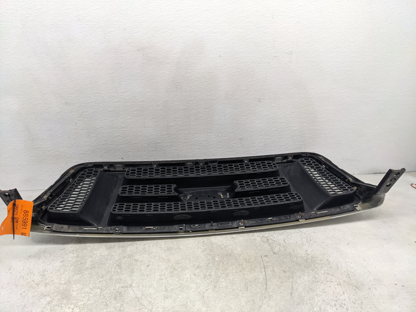 2004-2006 Ford F-150 Front Grille Bumper Not Included - Oemusedautoparts1.com