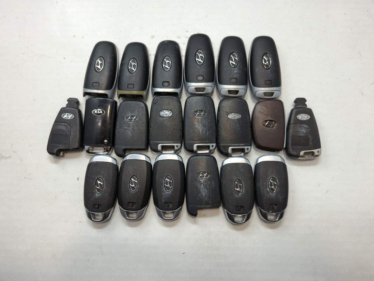 Lot of 25 Hyundai Keyless Entry Remote Fob MIXED FCC IDS MIXED PART - Oemusedautoparts1.com