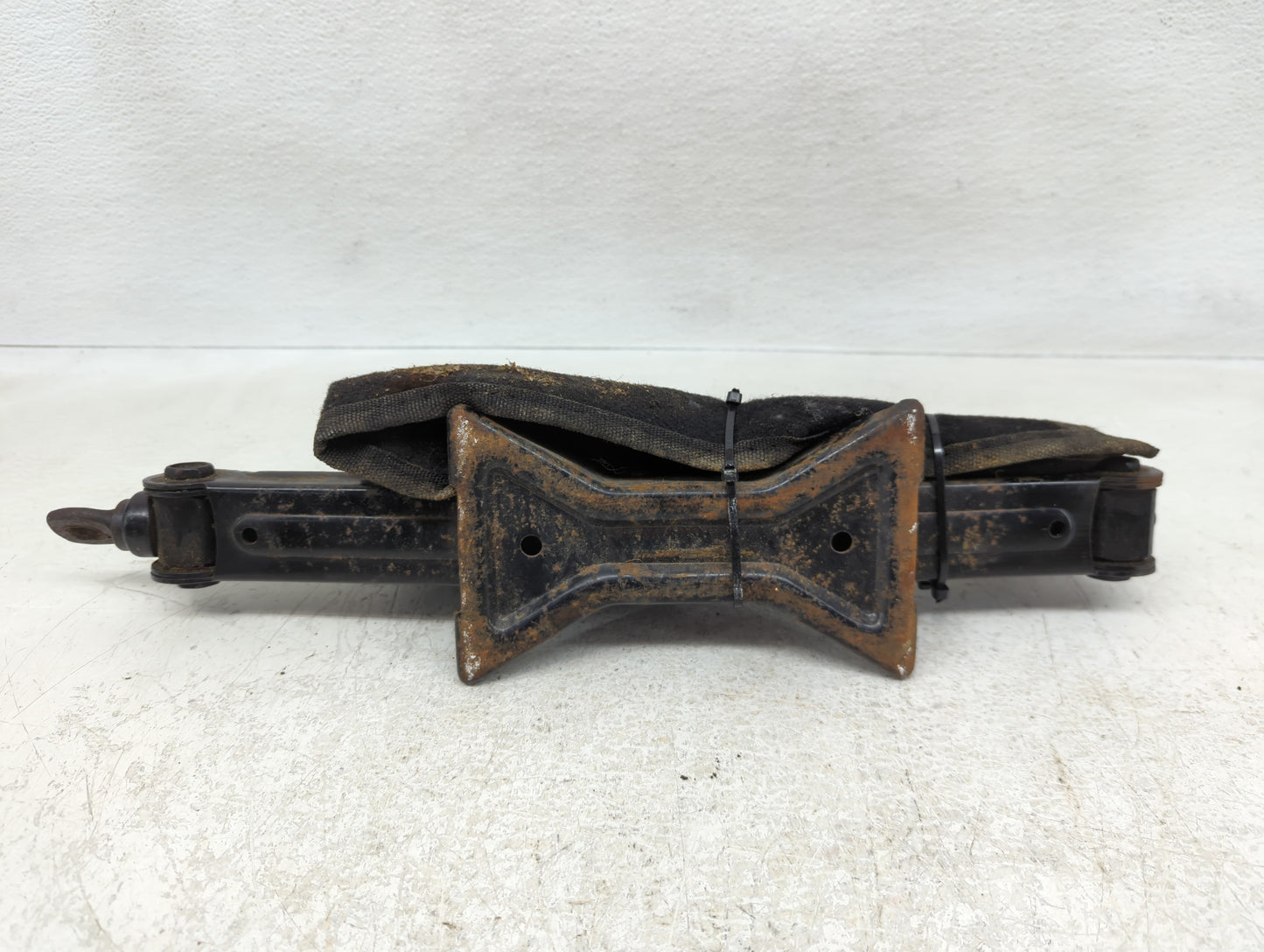 Hyundai Tucson Spare Scissor Car Jack - Oemusedautoparts1.com