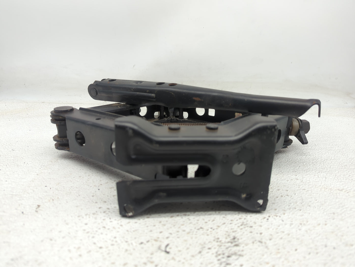 2020 Jeep Cherokee Spare Scissor Car Jack - Oemusedautoparts1.com