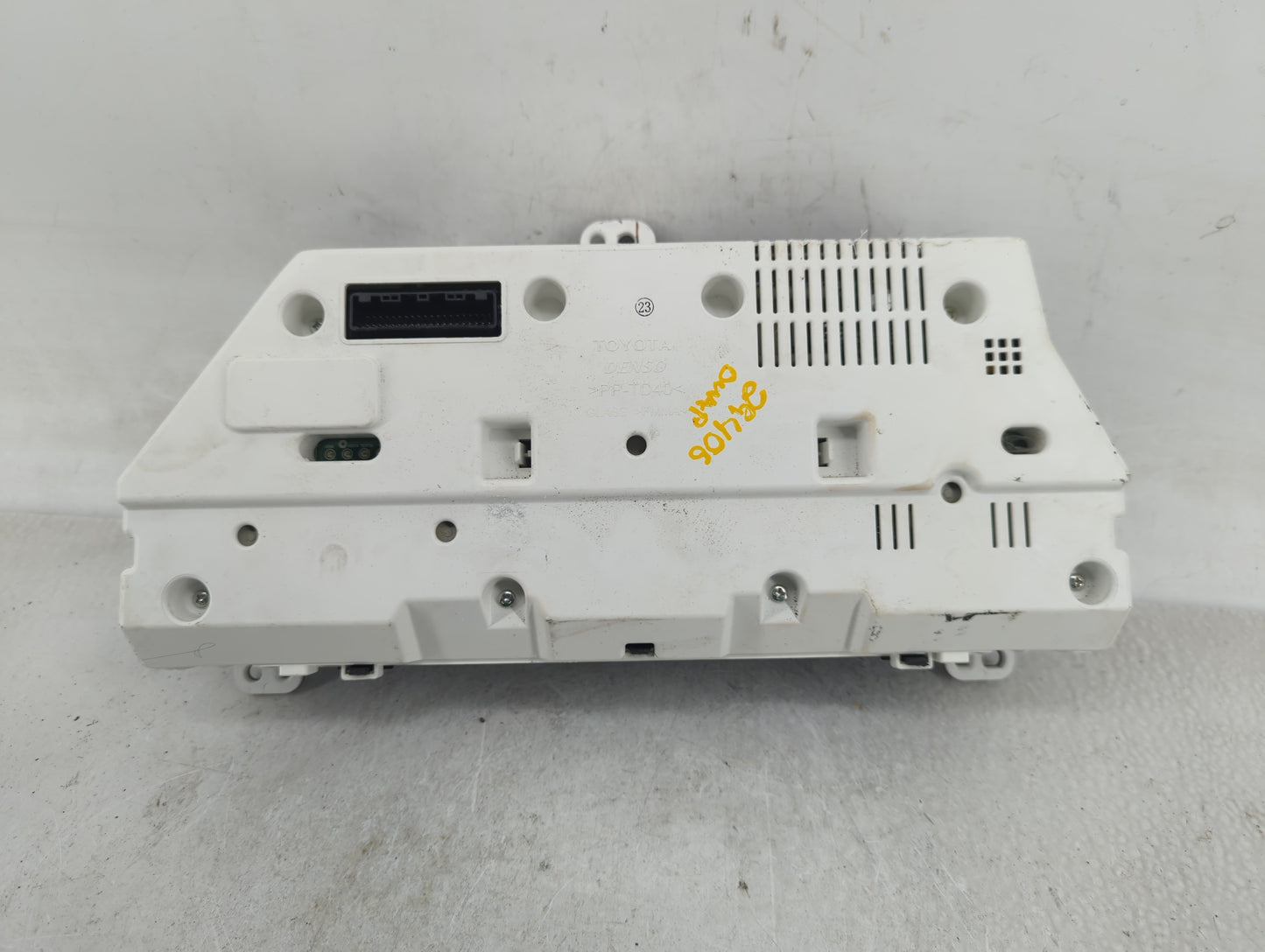 2009-2010 Pontiac Vibe Instrument Cluster Speedometer Gauges Fits Fits 2009 2010 OEM Used Auto Parts - Oemusedautoparts1.com