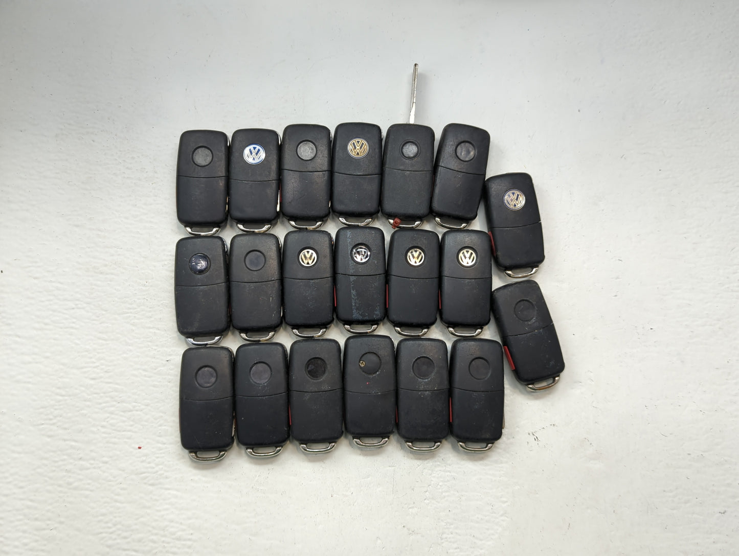 Lot of 20 Volkswagen Keyless Entry Remote Fob MIXED FCC IDS MIXED PART - Oemusedautoparts1.com