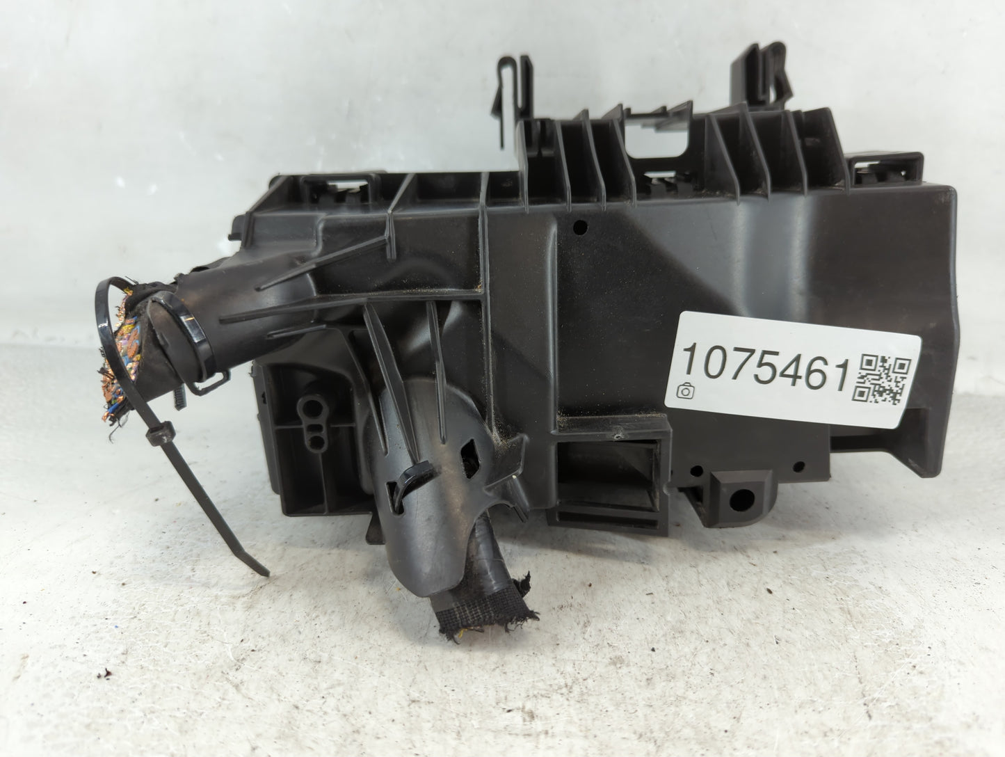 2013-2016 Ford Taurus Fusebox Fuse Box Panel Relay Module P/N:DG1T-14A003-BA Fits Fits 2013 2014 2015 2016 OEM Used Auto Parts - Oemusedautoparts1.com
