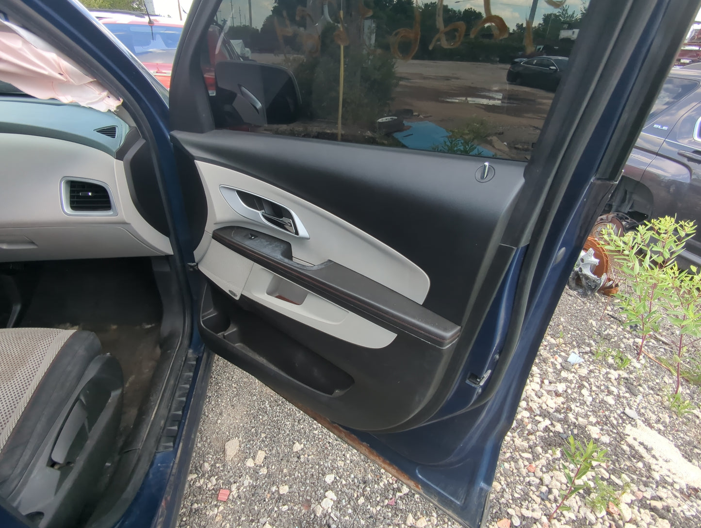 2010 Chevrolet Equinox Front Right Passenger Interior Door Panel Trim - Oemusedautoparts1.com