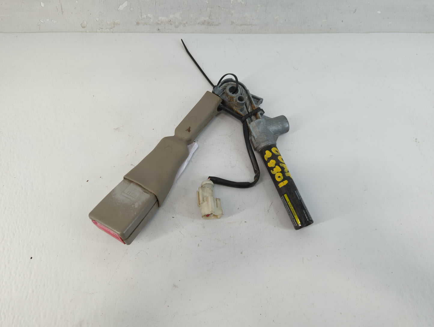 2011 Ford Expedition Passenger Right Seat Belt Front Retractor - Oemusedautoparts1.com