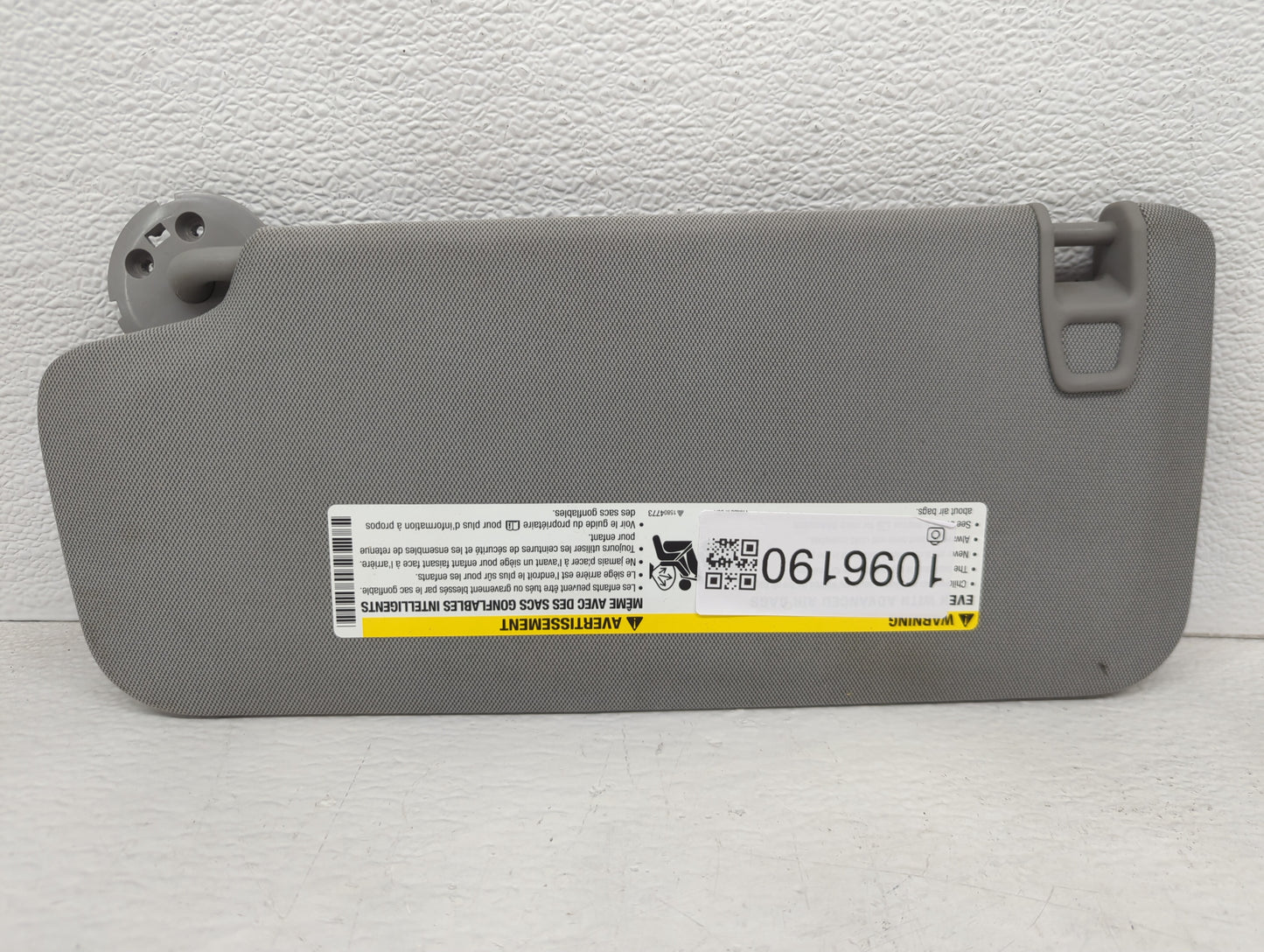 2017-2021 Chevrolet Trax Sun Visor Shade Replacement Passenger Right Mirror Fits Fits 2017 2018 2019 2020 2021 OEM Used Auto Parts