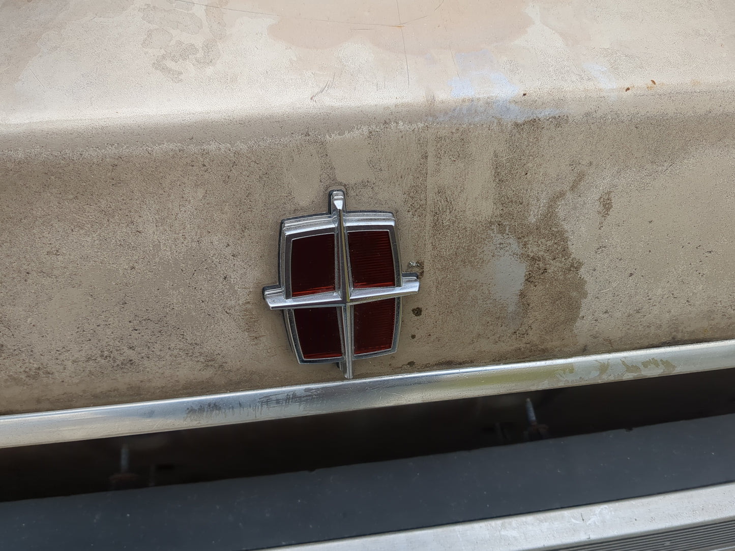 1989 Lincoln Town Car Rear Center Lid Brake Light Tail Light Fits OEM Used Auto Parts - Oemusedautoparts1.com