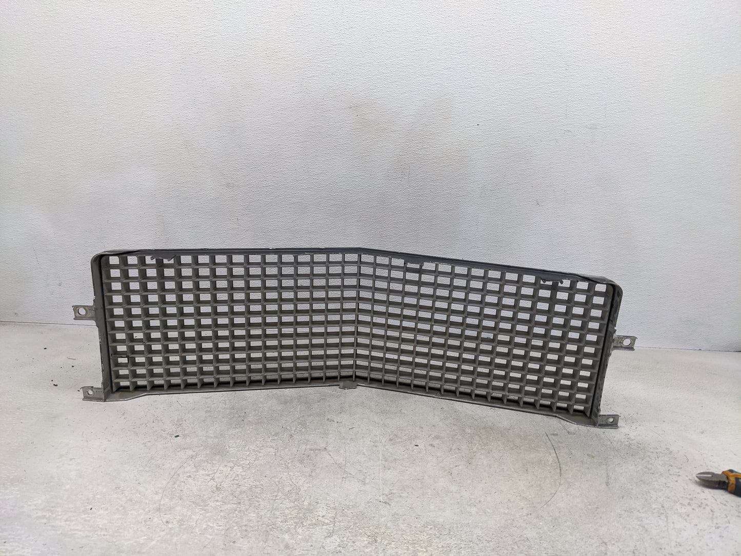 1990 Cadillac Brougham Front Grille Bumper Not Included - Oemusedautoparts1.com