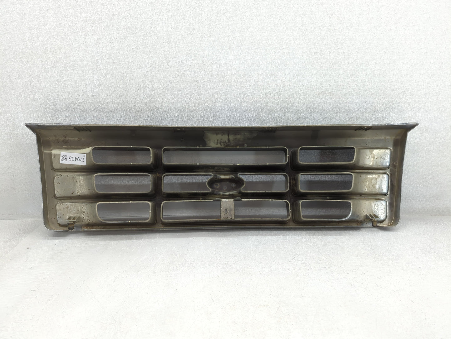 1992-1996 Ford F-150 Front Grille Bumper Not Included - Oemusedautoparts1.com