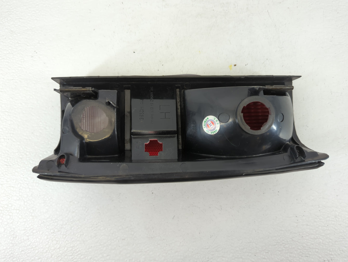 1992 Gmc Typhoon Tail Light Assembly Driver Left OEM P/N:16501483 Fits OEM Used Auto Parts - Oemusedautoparts1.com