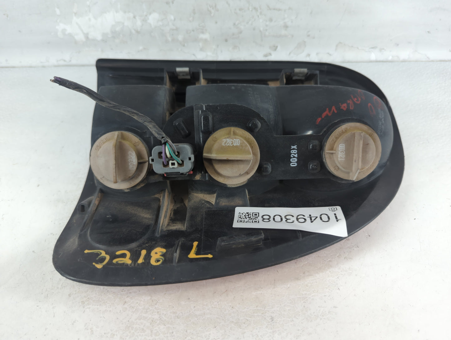 1992 Mitsubishi Diamante Tail Light Assembly Driver Left OEM P/N:4576363 Fits OEM Used Auto Parts - Oemusedautoparts1.com
