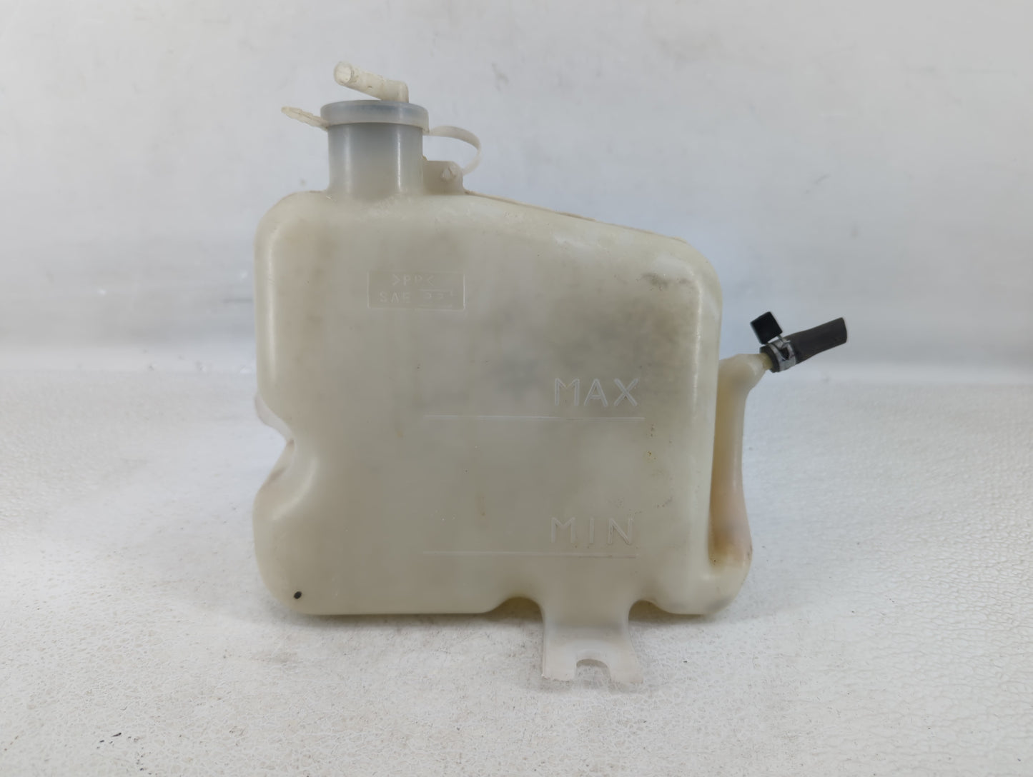 1993 Isuzu Trooper Windshield Washer Fluid Reservoir Bottle Oem - Oemusedautoparts1.com