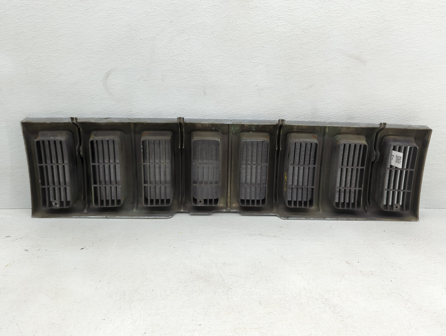 1993-1995 Jeep Grand Cherokee Front Grille Bumper Not Included - Oemusedautoparts1.com