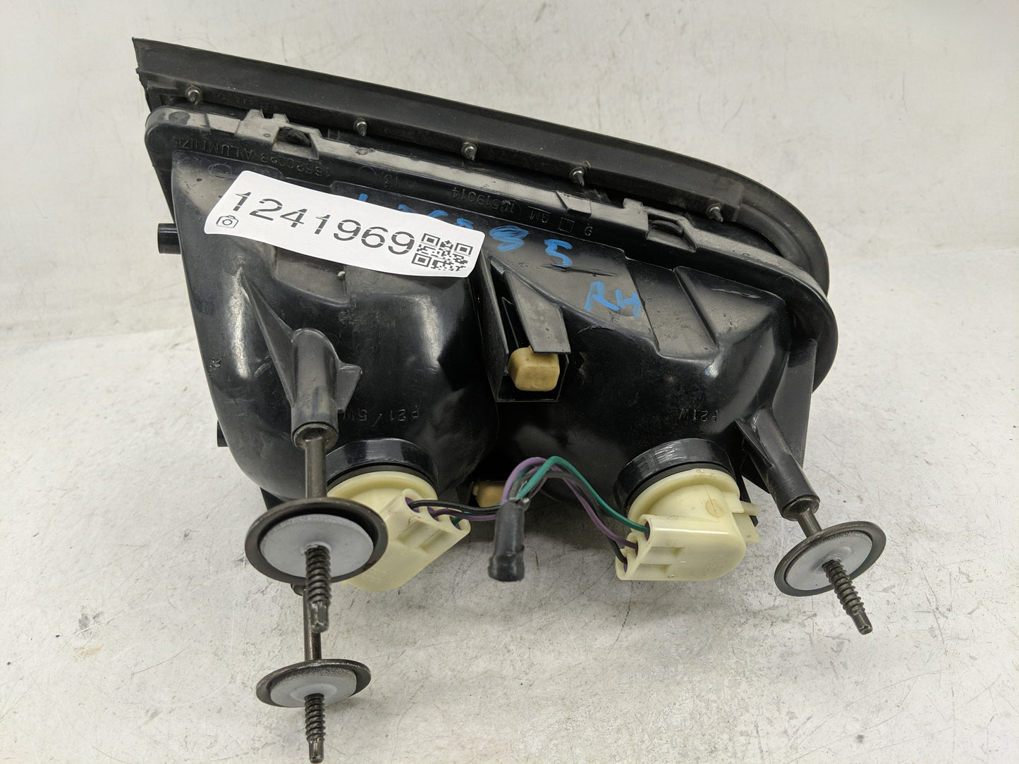 1995-1999 Oldsmobile Aurora Tail Light Assembly Passenger Right OEM Fits Fits 1995 1996 1997 1998 1999 OEM Used Auto Parts -