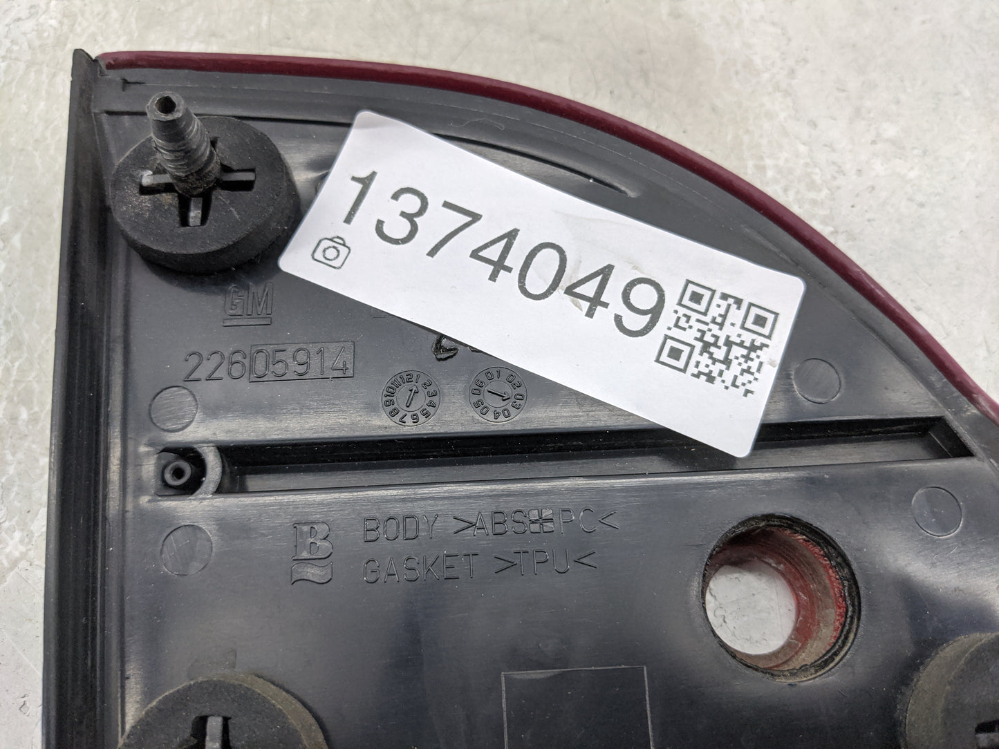 1997-2005 Chevrolet Malibu Tail Light Assembly Passenger Right OEM P/N:22605914 Fits OEM Used Auto Parts - Oemusedautoparts1