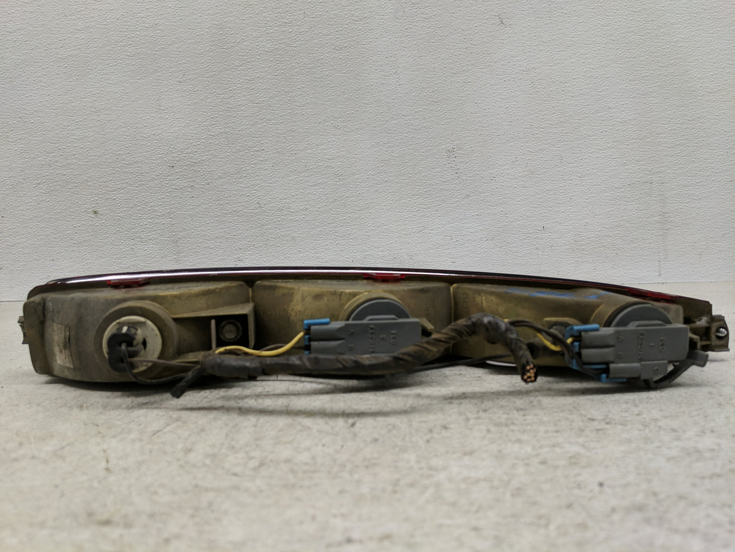 1994-1999 Cadillac Deville Tail Light Assembly Passenger Right OEM P/N:16523492 5976656 Fits Fits 1994 1995 1996 1997 1998 1