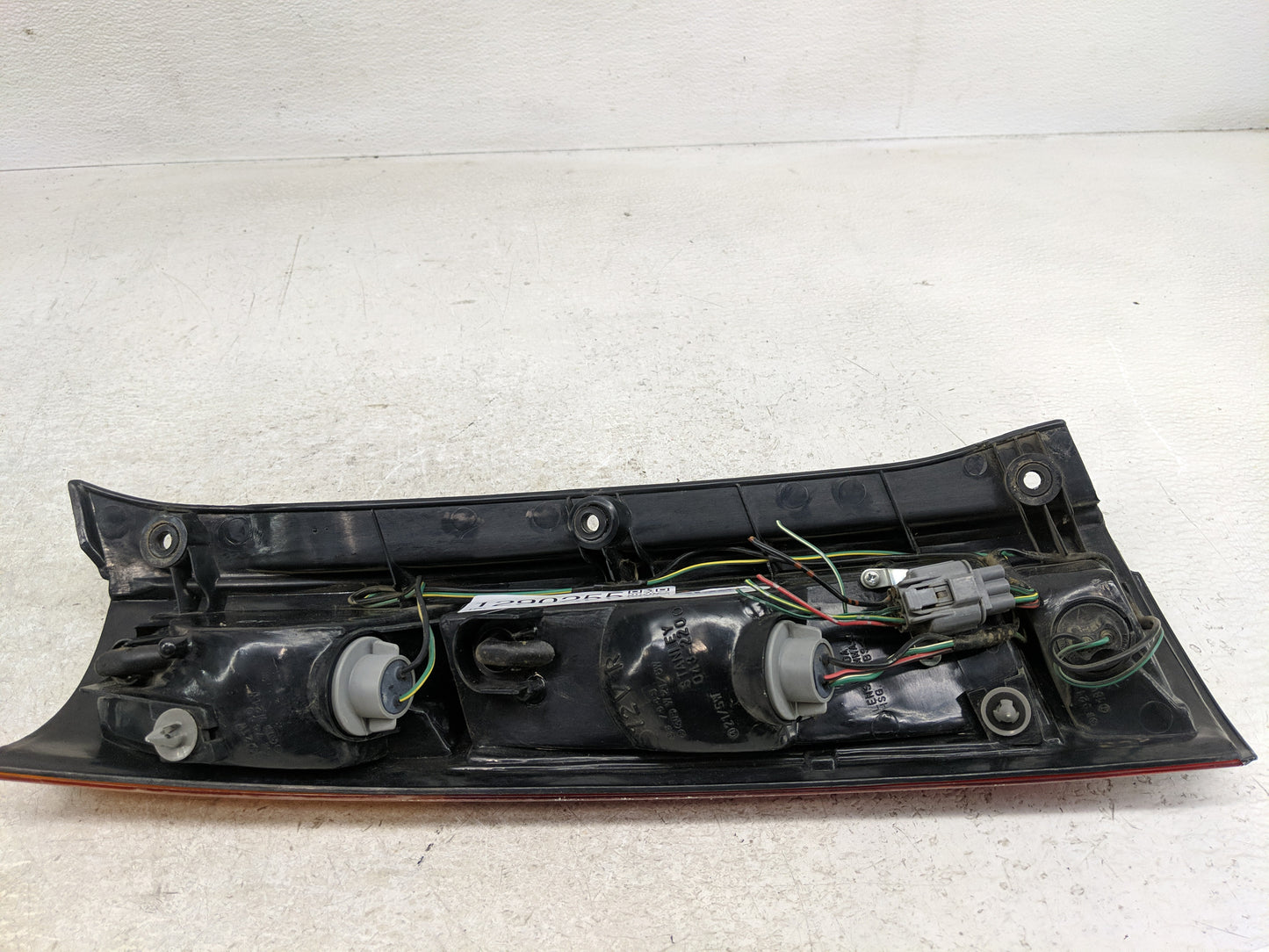 1997-2001 Honda Cr-V Tail Light Assembly Passenger Right OEM P/N:043-02200 Fits Fits 1997 1998 1999 2000 2001 OEM Used Auto