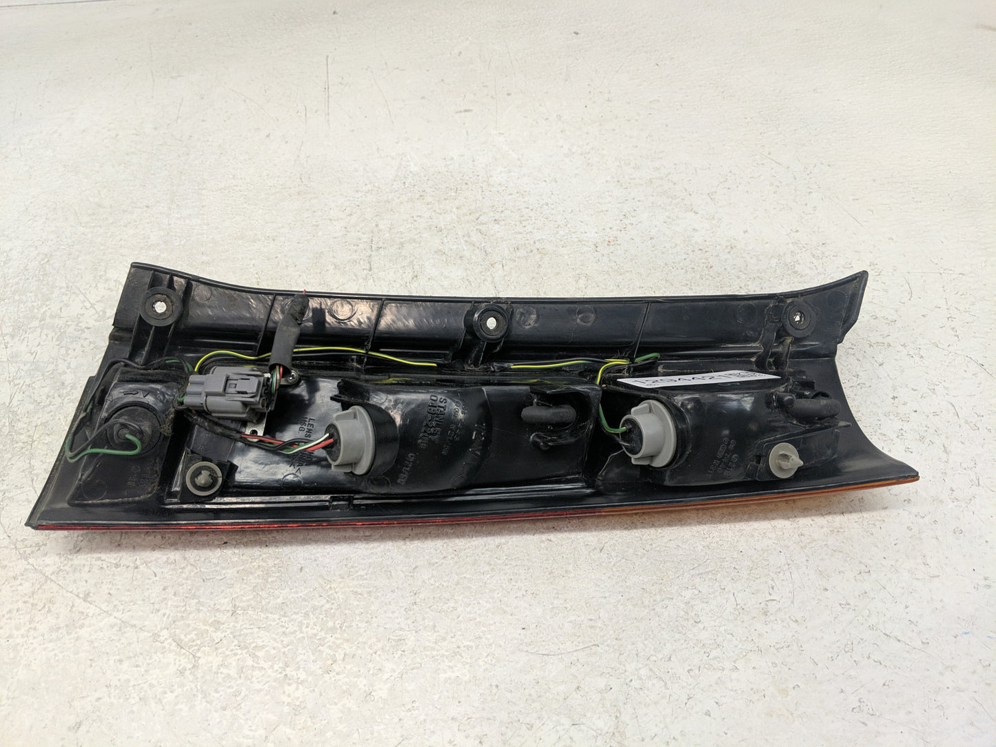 1997-2001 Honda Cr-V Tail Light Assembly Driver Left OEM P/N:043-2200 Fits Fits 1997 1998 1999 2000 2001 OEM Used Auto Parts