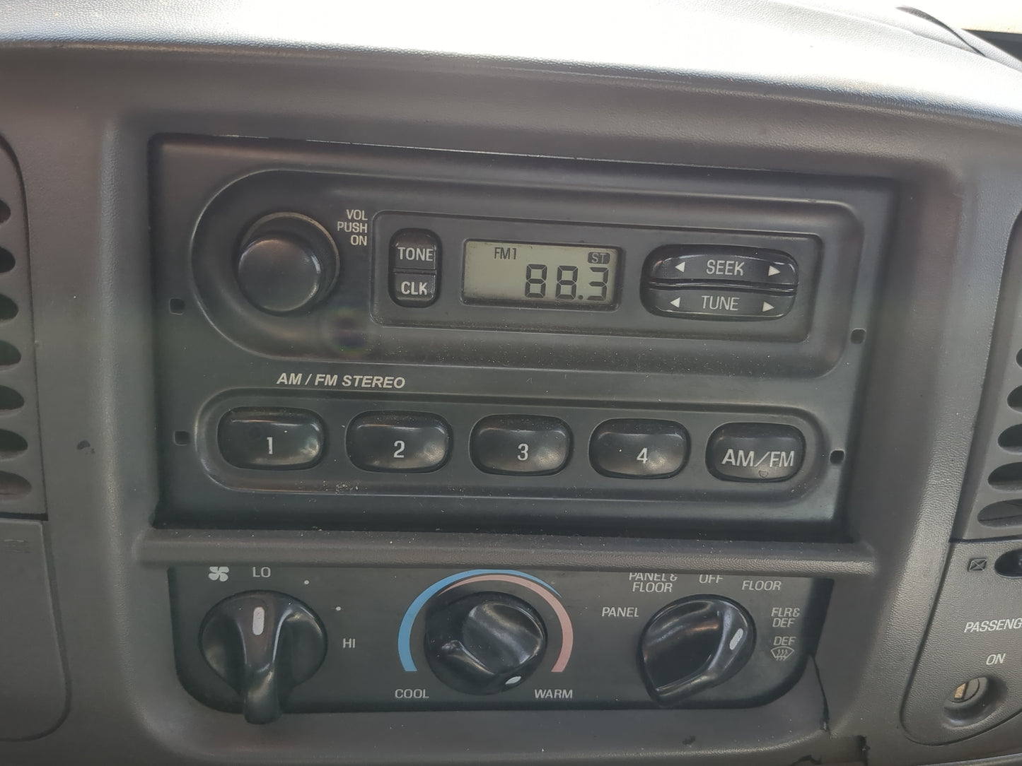 1999-2002 Ford F-150 Radio AM FM Cd Player Receiver Replacement Fits Fits 1998 1999 2000 2001 2002 OEM Used Auto Parts - Oem