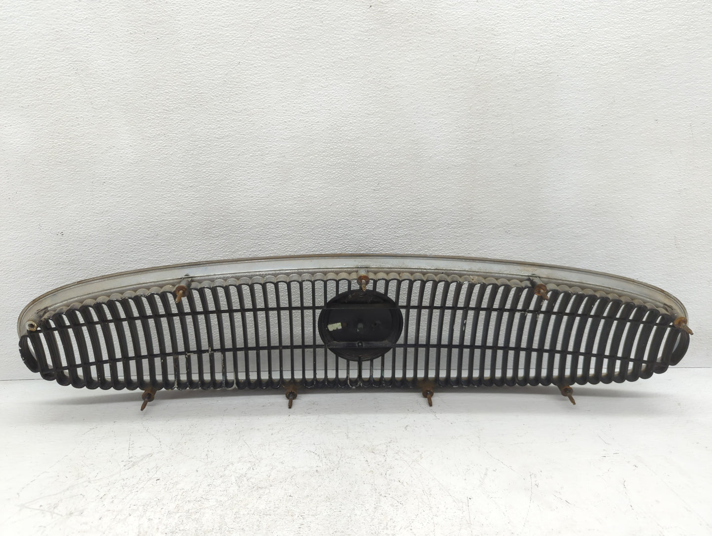 2000-2005 Buick Lesabre Front Grille Bumper Not Included - Oemusedautoparts1.com