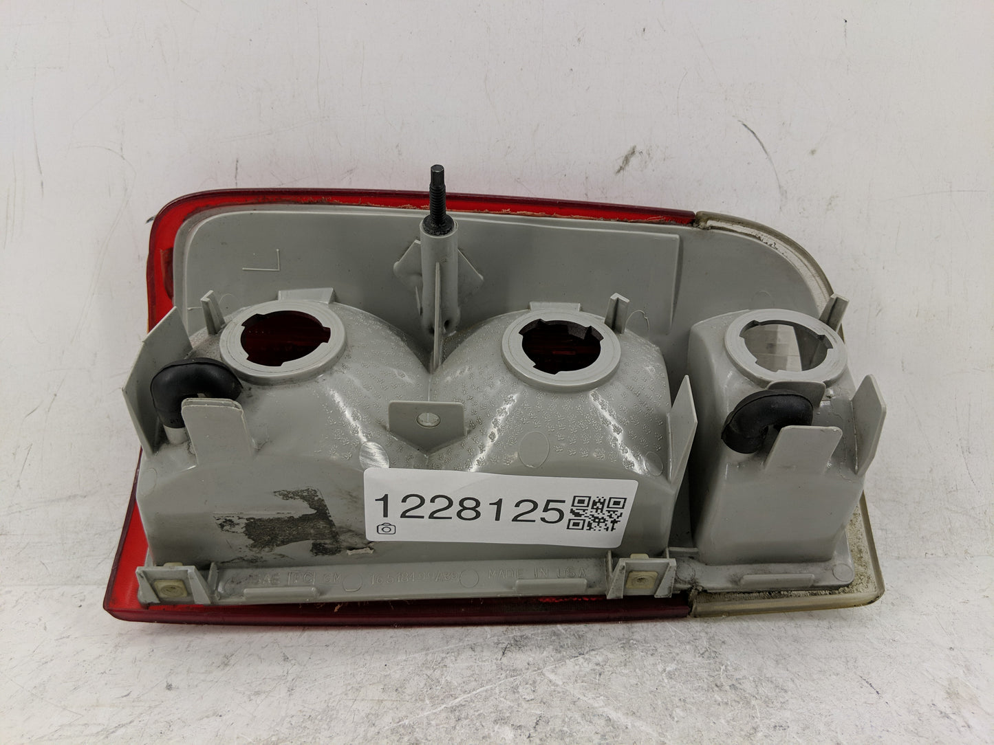2000 Chevrolet S10 Blazer Tail Light Assembly Driver Left OEM P/N:16518499 Fits OEM Used Auto Parts - Oemusedautoparts1.com