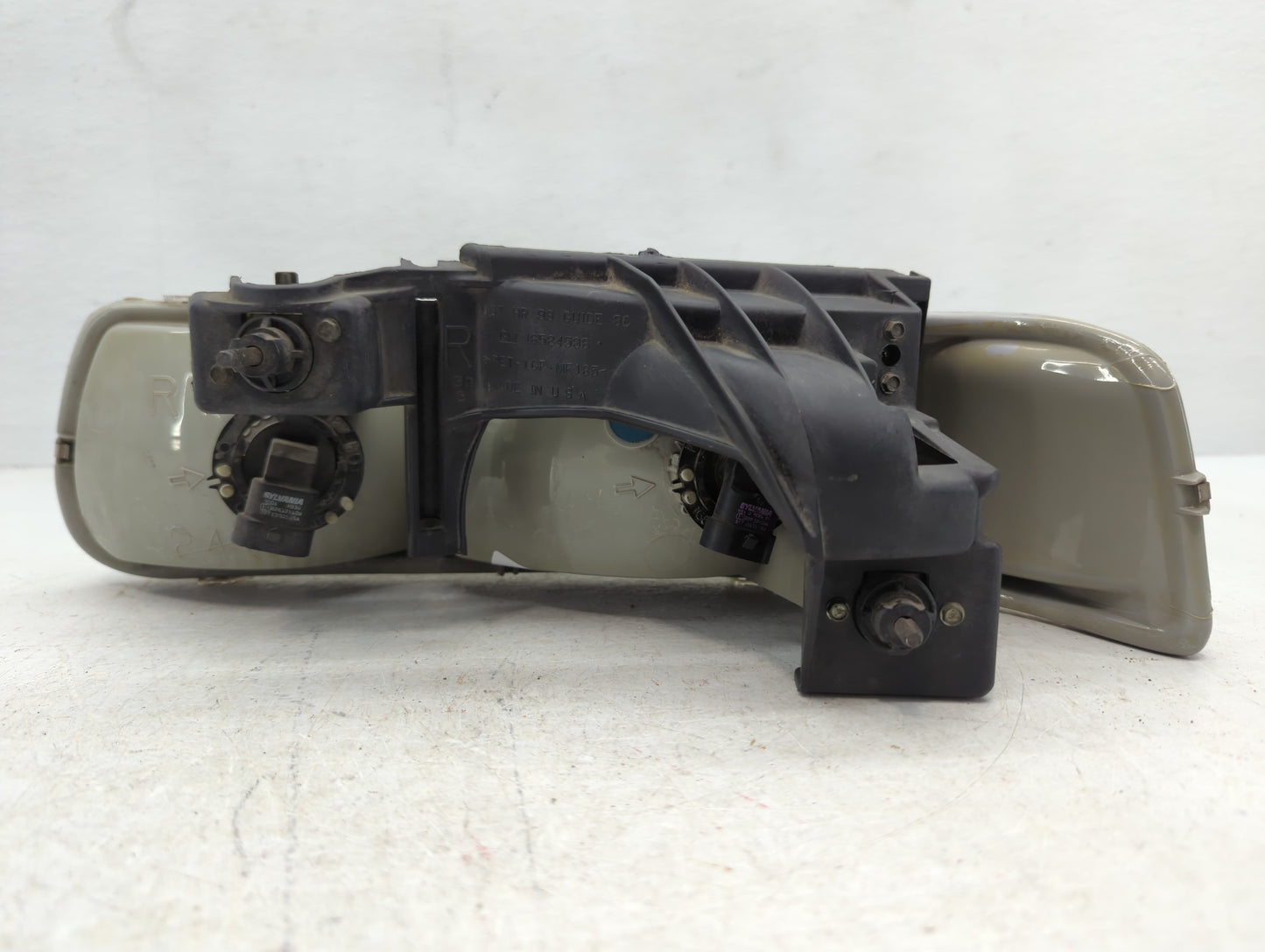 2000-2006 Chevrolet Tahoe Passenger Right Oem Head Light Headlight Lamp - Oemusedautoparts1.com
