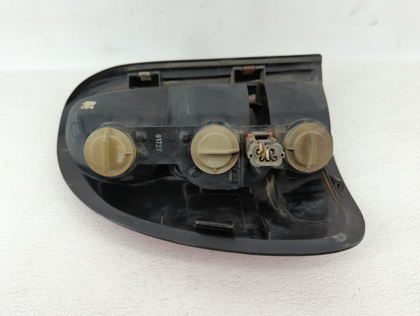 1998-2003 Dodge Durango Tail Light Assembly Passenger Right OEM P/N:4576362 Fits Fits 1996 1997 1998 1999 2000 2001 2002 200