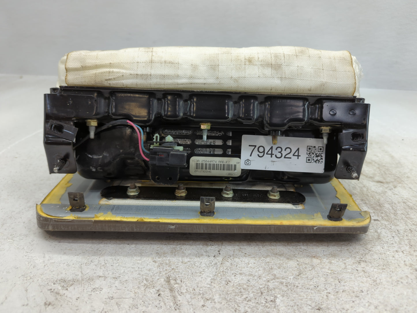 2000 Ford F-350 Super Duty Air Bag Driver Left Steering Wheel Mounted - Oemusedautoparts1.com