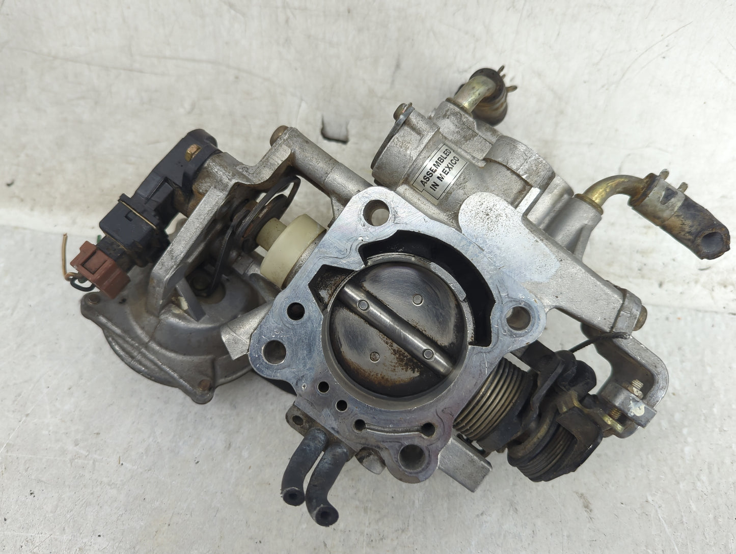 1999-2003 Mitsubishi Galant Throttle Body Fits Fits 1999 2000 2001 2002 2003 2004 2005 OEM Used Auto Parts - Oemusedautopart