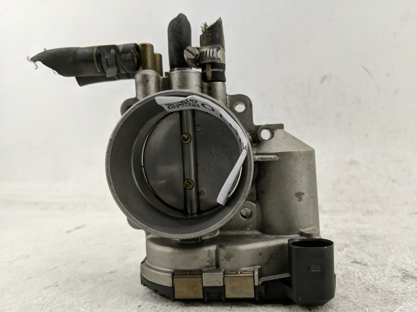 2000-2001 Audi A4 Throttle Body P/N:078 133 062 B Fits Fits 2000 2001 OEM Used Auto Parts - Oemusedautoparts1.com