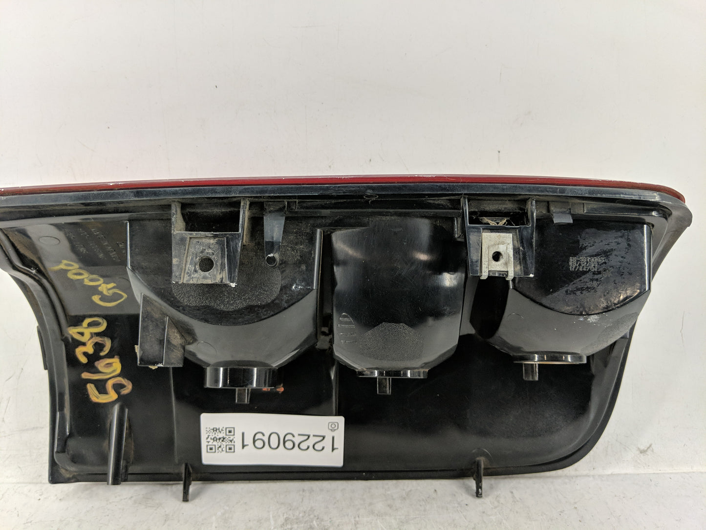 2000-2003 Chevrolet Tahoe Tail Light Assembly Driver Left OEM P/N:16525375 Fits Fits 2000 2001 2002 2003 OEM Used Auto Parts