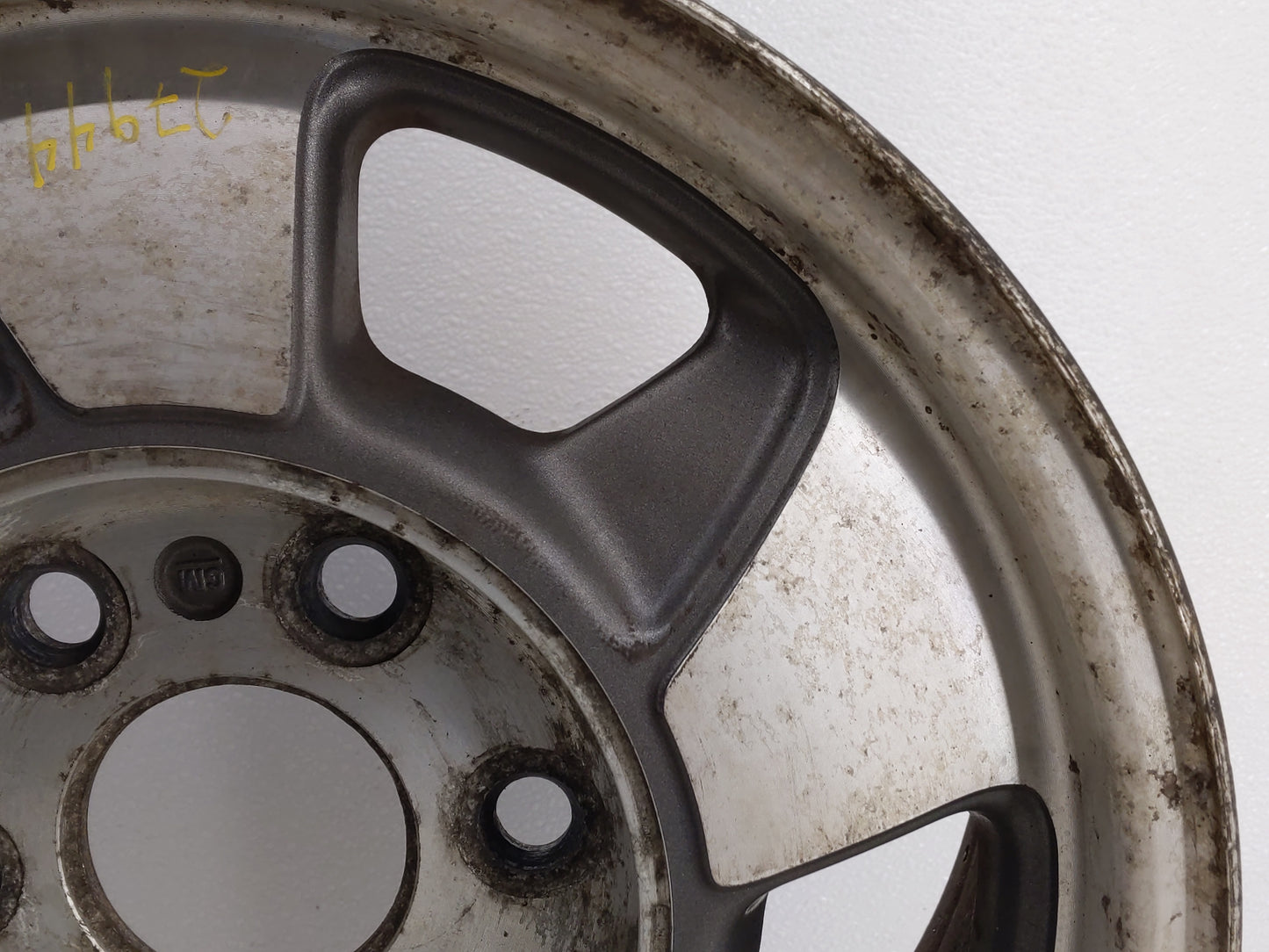 2000-2003 Chevrolet Tahoe Oem Wheel Rim 819597 - Oemusedautoparts1.com