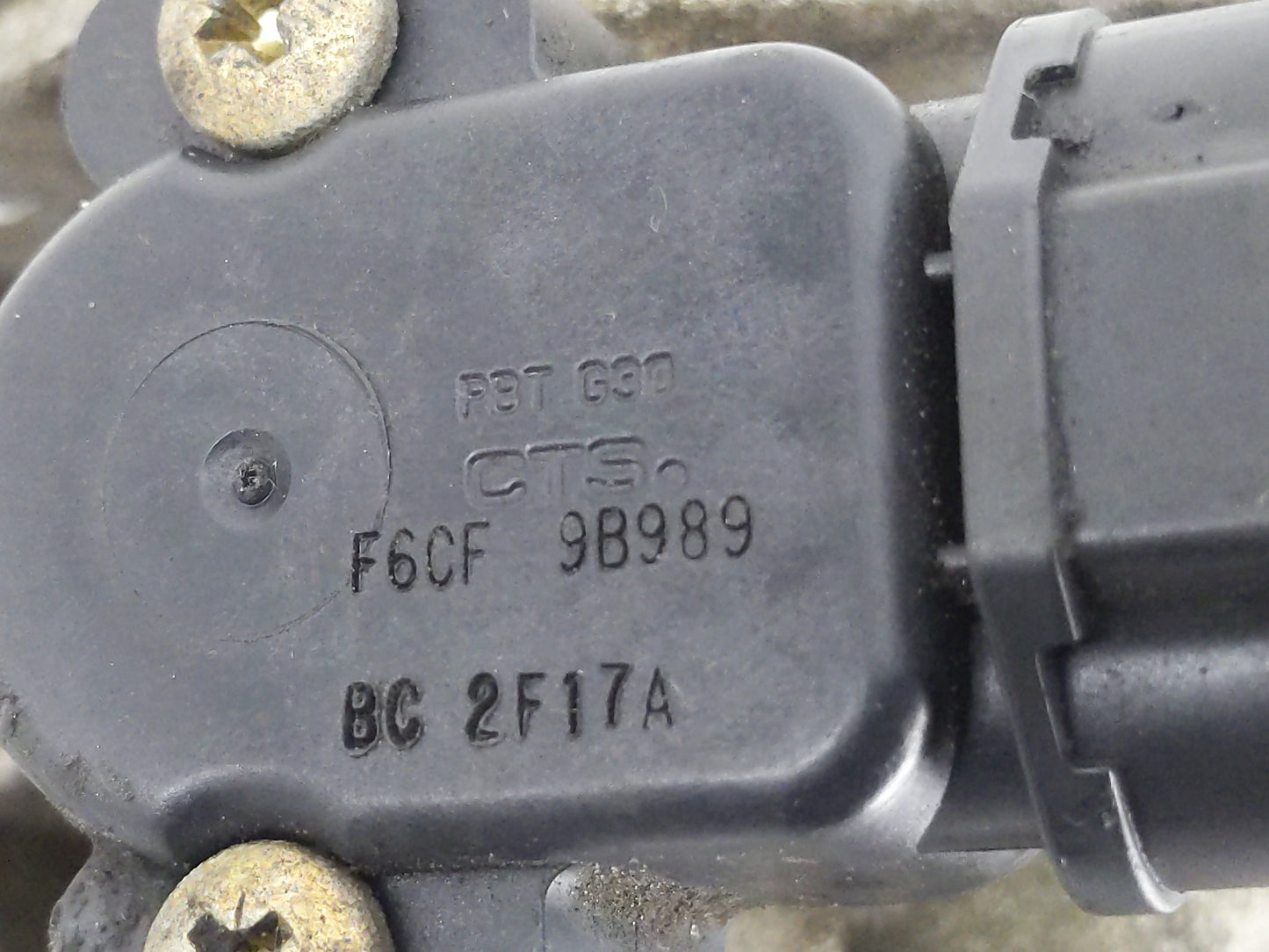 2000-2004 Ford Focus Throttle Body P/N:YS4U-AD YS4U-AE Fits Fits 2000 2001 2002 2003 2004 OEM Used Auto Parts - Oemusedautop