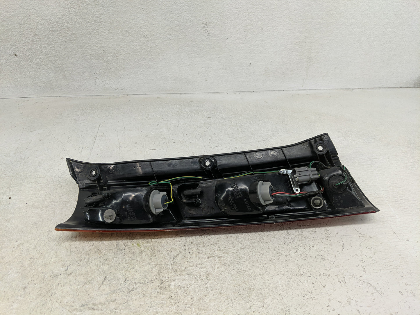 1997-2001 Honda Cr-V Tail Light Assembly Passenger Right OEM P/N:043-2200 Fits Fits 1997 1998 1999 2000 2001 OEM Used Auto P