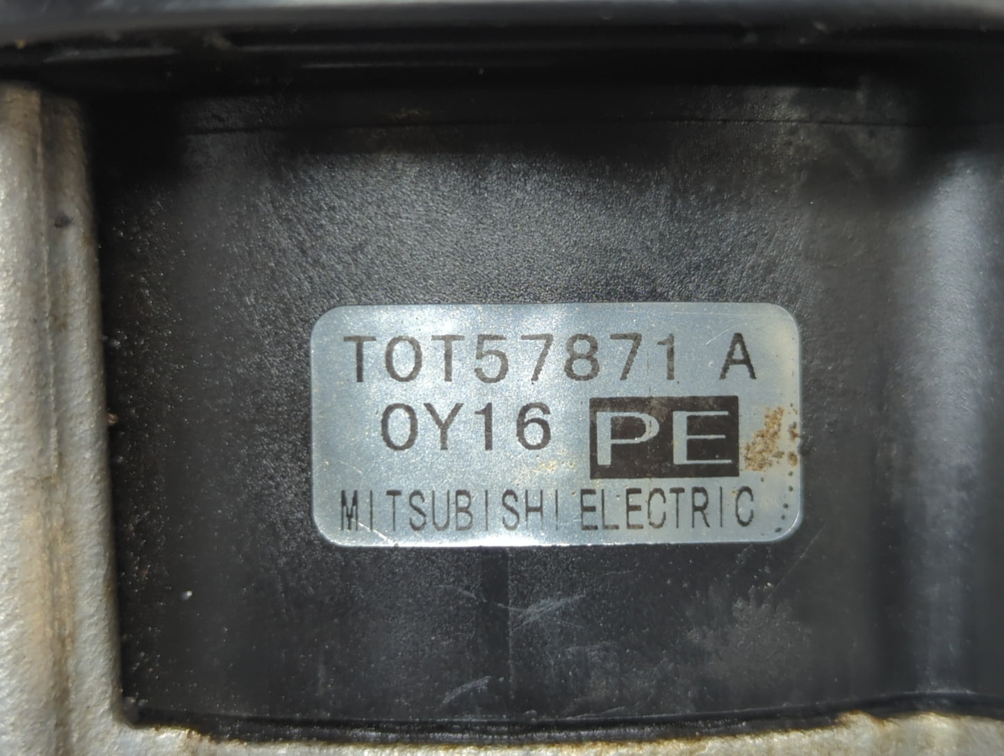 2000-2001 Mitsubishi Eclipse Engine Ignition Distributor OEM P/N:T0T57871A Fits Fits 1999 2000 2001 OEM Used Auto Parts - Oe