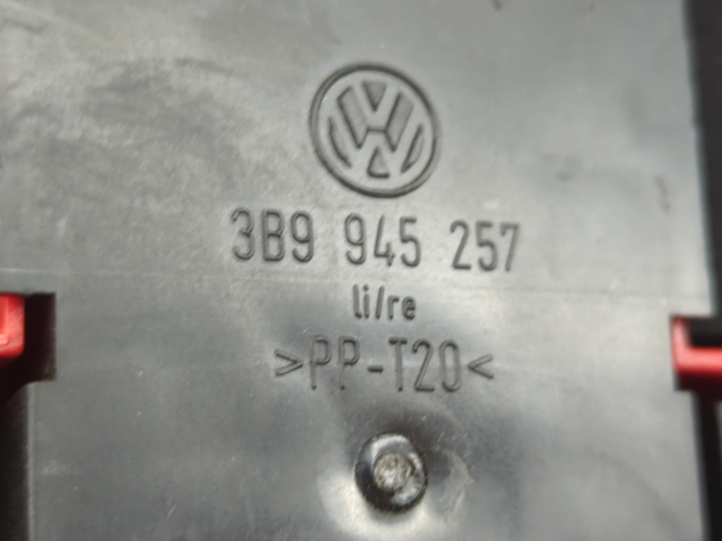 2001 Volkswagen Passat Tail Light Assembly Passenger Right OEM P/N:3B9 945 257 Fits OEM Used Auto Parts - Oemusedautoparts1.