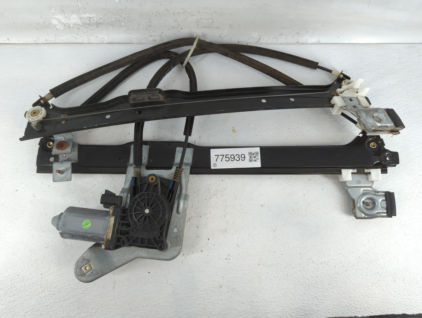 2000-2006 Chevrolet Suburban 1500 Window Regulator Passenger Front - Oemusedautoparts1.com