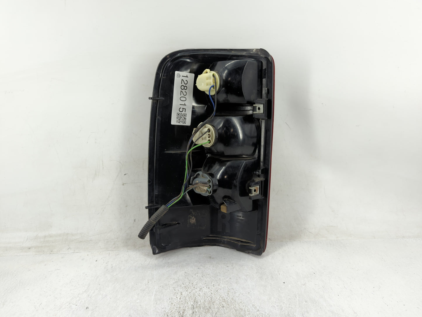 2000-2003 Chevrolet Tahoe Tail Light Assembly Passenger Right OEM P/N:16525376 A39 Fits Fits 2000 2001 2002 2003 OEM Used Au