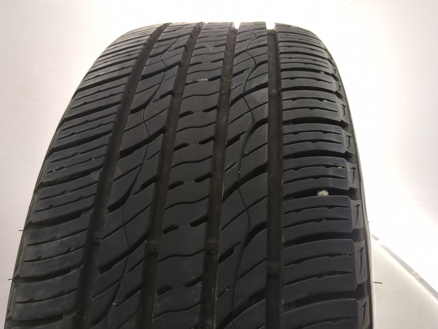 Used Tire P245/50R20 KUMHO CRUGEN PREMIUM 102V - Tread Depth 10/32 - Oemusedautoparts1.com