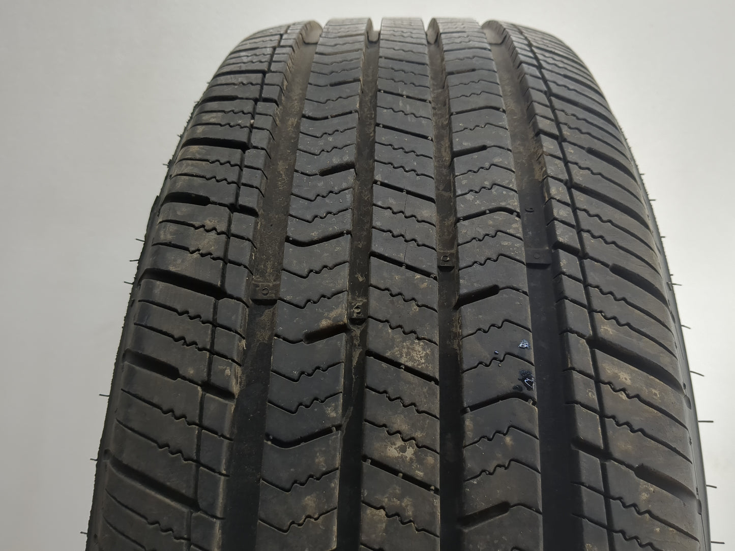 Used Tire 225/50R17 ARIZONIAN SILVER EDITION ALL SEASON 99H - Tread Depth 10/32 - Oemusedautoparts1.com