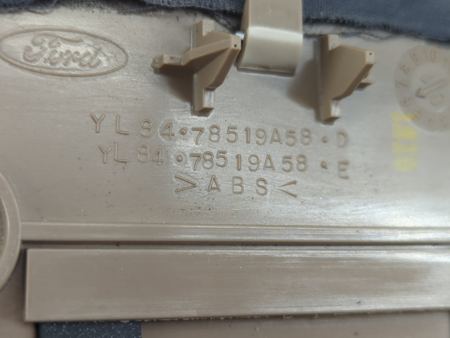 2001-2002 Ford Escape Center Floor Console P/N:8478519A58 Fits Fits 2001 2002 OEM Used Auto Parts - Oemusedautoparts1.com