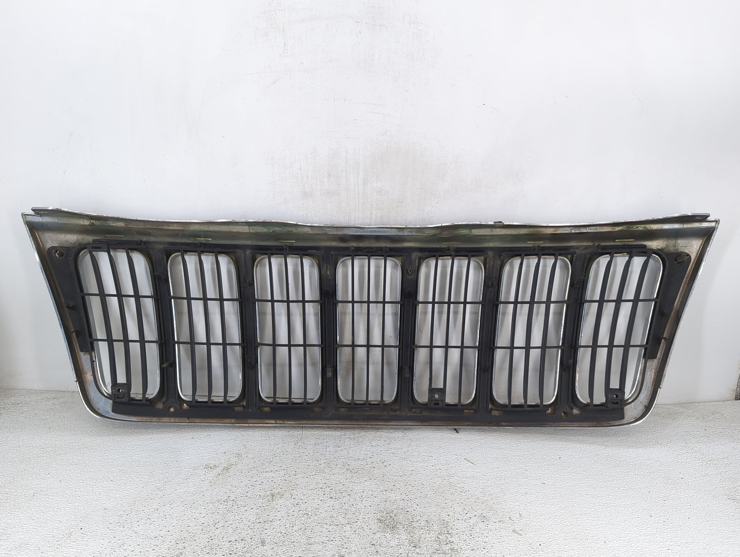 1999-2003 Jeep Grand Cherokee Front Grille Bumper Not Included - Oemusedautoparts1.com